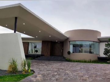 RESIDENCIA EN VENTA CAMPO DE GOLF TRES MARÍAS, ESPECTACULAR DISEÑO MODERNO CON JARDINES INTERIORES
