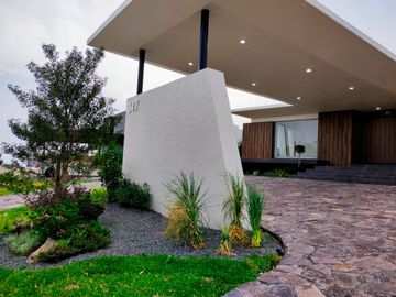 RESIDENCIA EN VENTA CAMPO DE GOLF TRES MARÍAS, ESPECTACULAR DISEÑO MODERNO CON JARDINES INTERIORES