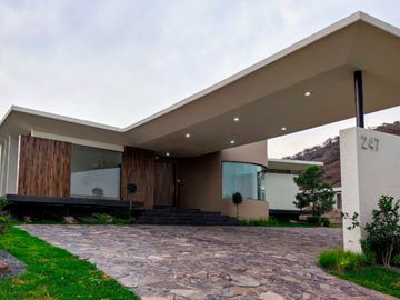 RESIDENCIA EN VENTA CAMPO DE GOLF TRES MARÍAS, ESPECTACULAR DISEÑO MODERNO CON JARDINES INTERIORES
