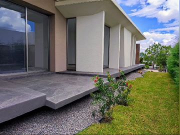 RESIDENCIA EN VENTA CAMPO DE GOLF TRES MARÍAS, ESPECTACULAR DISEÑO MODERNO CON JARDINES INTERIORES