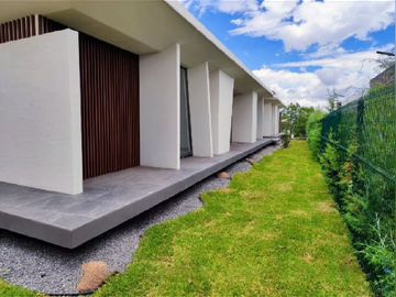 RESIDENCIA EN VENTA CAMPO DE GOLF TRES MARÍAS, ESPECTACULAR DISEÑO MODERNO CON JARDINES INTERIORES