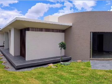 RESIDENCIA EN VENTA CAMPO DE GOLF TRES MARÍAS, ESPECTACULAR DISEÑO MODERNO CON JARDINES INTERIORES