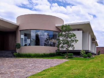 RESIDENCIA EN VENTA CAMPO DE GOLF TRES MARÍAS, ESPECTACULAR DISEÑO MODERNO CON JARDINES INTERIORES