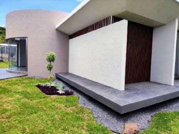 RESIDENCIA EN VENTA CAMPO DE GOLF TRES MARÍAS, ESPECTACULAR DISEÑO MODERNO CON JARDINES INTERIORES