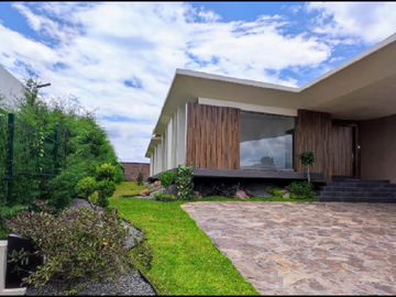 RESIDENCIA EN VENTA CAMPO DE GOLF TRES MARÍAS, ESPECTACULAR DISEÑO MODERNO CON JARDINES INTERIORES