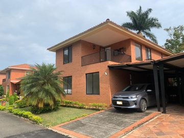 Venta o Permuta de Hermosa Casa en conjunto cerrado El Castillo-Jamundí.