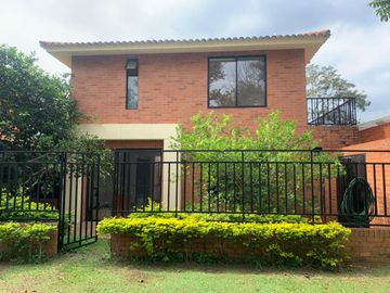 Venta o Permuta de Hermosa Casa en conjunto cerrado El Castillo-Jamundí.