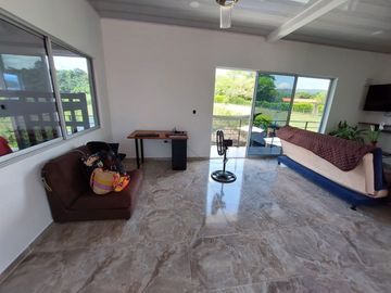 SE VENDE MODERNA CASA CAMPESTRE