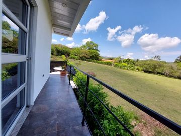 SE VENDE MODERNA CASA CAMPESTRE