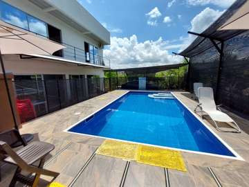 SE VENDE MODERNA CASA CAMPESTRE