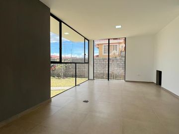 CASA EN VENTA, INDEPENDIENTE DENTRO DE URBANIZACIÓN, CONOCOTO,  VALLE DE LOS CHILLOS, QUITO ECUADOR