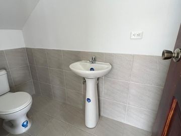 CASA EN VENTA, INDEPENDIENTE DENTRO DE URBANIZACIÓN, CONOCOTO,  VALLE DE LOS CHILLOS, QUITO ECUADOR