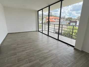 CASA EN VENTA, INDEPENDIENTE DENTRO DE URBANIZACIÓN, CONOCOTO,  VALLE DE LOS CHILLOS, QUITO ECUADOR