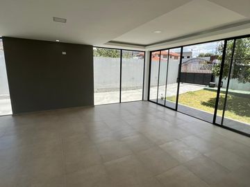 CASA EN VENTA, INDEPENDIENTE DENTRO DE URBANIZACIÓN, CONOCOTO,  VALLE DE LOS CHILLOS, QUITO ECUADOR