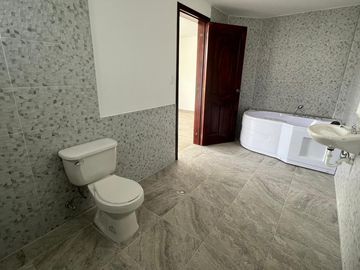 CASA EN VENTA, INDEPENDIENTE DENTRO DE URBANIZACIÓN, CONOCOTO,  VALLE DE LOS CHILLOS, QUITO ECUADOR