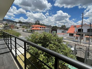 CASA EN VENTA, INDEPENDIENTE DENTRO DE URBANIZACIÓN, CONOCOTO,  VALLE DE LOS CHILLOS, QUITO ECUADOR