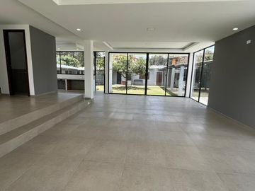 CASA EN VENTA, INDEPENDIENTE DENTRO DE URBANIZACIÓN, CONOCOTO,  VALLE DE LOS CHILLOS, QUITO ECUADOR