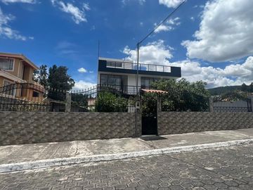 CASA EN VENTA, INDEPENDIENTE DENTRO DE URBANIZACIÓN, CONOCOTO,  VALLE DE LOS CHILLOS, QUITO ECUADOR