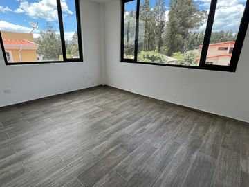 CASA EN VENTA, INDEPENDIENTE DENTRO DE URBANIZACIÓN, CONOCOTO,  VALLE DE LOS CHILLOS, QUITO ECUADOR