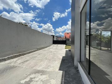 CASA EN VENTA, INDEPENDIENTE DENTRO DE URBANIZACIÓN, CONOCOTO,  VALLE DE LOS CHILLOS, QUITO ECUADOR