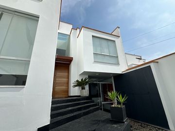 Casa con jardín, 4 habitaciones y linda vista al golf  🏡✨