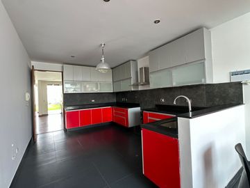 Casa con jardín, 4 habitaciones y linda vista al golf  🏡✨