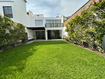 Casa con jardín, 4 habitaciones y linda vista al golf  🏡✨