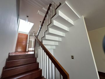 Casa con jardín, 4 habitaciones y linda vista al golf  🏡✨