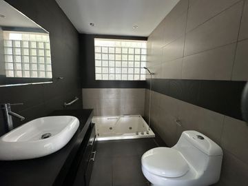 Casa con jardín, 4 habitaciones y linda vista al golf  🏡✨