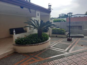 En venta - Departamento amoblado en Urdesa