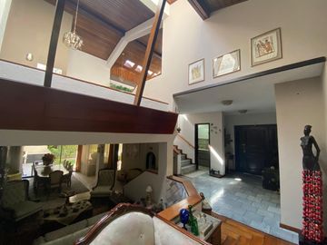 CASA DE VENTA EN EL BOSQUE: UBICACIÓN ESTRATÉGICA, PARA USO COMERCIAL O RESIDENCIAL 340 M2, $350.000