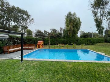LINDA CASA DE CAMPO CON PISCINA Y GRAN ÁREA SOCIAL EN FUNDO PASO CHICO, LURIN