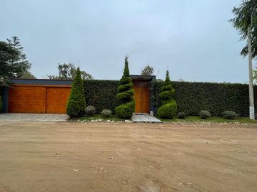 LINDA CASA DE CAMPO CON PISCINA Y GRAN ÁREA SOCIAL EN FUNDO PASO CHICO, LURIN