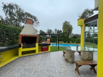 LINDA CASA DE CAMPO CON PISCINA Y GRAN ÁREA SOCIAL EN FUNDO PASO CHICO, LURIN