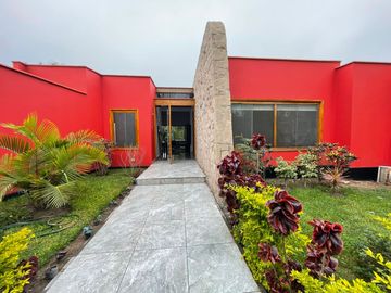 LINDA CASA DE CAMPO CON PISCINA Y GRAN ÁREA SOCIAL EN FUNDO PASO CHICO, LURIN
