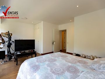 Moderno Departamento DUPLEX en San Borja, 1er piso: Ascensor directo, sala comedor con balcón vista a parque. Cocina con muebles altos y bajos, área d