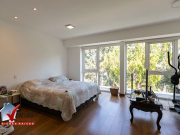 Moderno Departamento DUPLEX en San Borja, 1er piso: Ascensor directo, sala comedor con balcón vista a parque. Cocina con muebles altos y bajos, área d