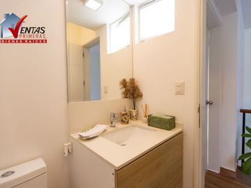 Moderno Departamento DUPLEX en San Borja, 1er piso: Ascensor directo, sala comedor con balcón vista a parque. Cocina con muebles altos y bajos, área d