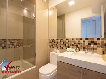 Moderno Departamento DUPLEX en San Borja, 1er piso: Ascensor directo, sala comedor con balcón vista a parque. Cocina con muebles altos y bajos, área d