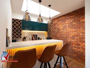 Moderno Departamento DUPLEX en San Borja, 1er piso: Ascensor directo, sala comedor con balcón vista a parque. Cocina con muebles altos y bajos, área d