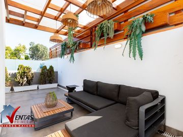 Moderno Departamento DUPLEX en San Borja, 1er piso: Ascensor directo, sala comedor con balcón vista a parque. Cocina con muebles altos y bajos, área d