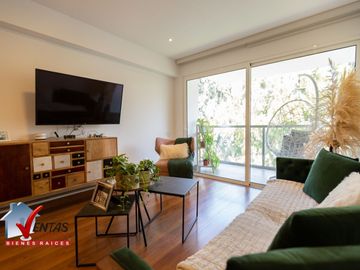 Moderno Departamento DUPLEX en San Borja, 1er piso: Ascensor directo, sala comedor con balcón vista a parque. Cocina con muebles altos y bajos, área d
