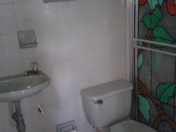 Casa en Venta de 3 pisos dividida en 2 Apartamentos en Melgar