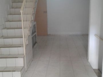 Casa en Venta de 3 pisos dividida en 2 Apartamentos en Melgar