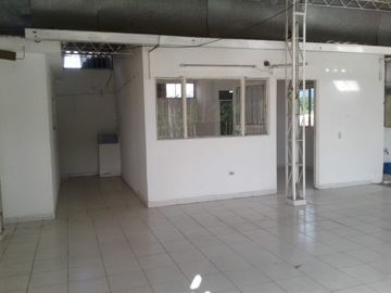 Casa en Venta de 3 pisos dividida en 2 Apartamentos en Melgar
