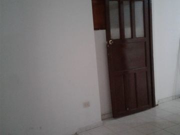 Casa en Venta de 3 pisos dividida en 2 Apartamentos en Melgar
