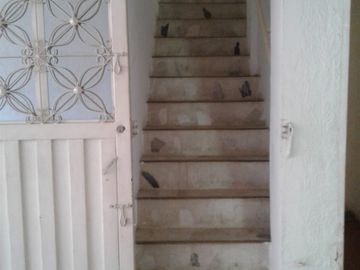 Casa en Venta de 3 pisos dividida en 2 Apartamentos en Melgar