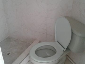Casa en Venta de 3 pisos dividida en 2 Apartamentos en Melgar