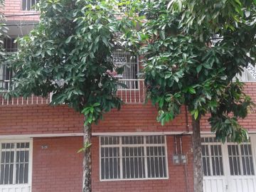 Casa en Venta de 3 pisos dividida en 2 Apartamentos en Melgar