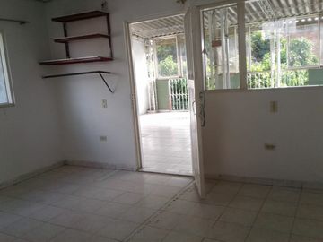 Casa en Venta de 3 pisos dividida en 2 Apartamentos en Melgar